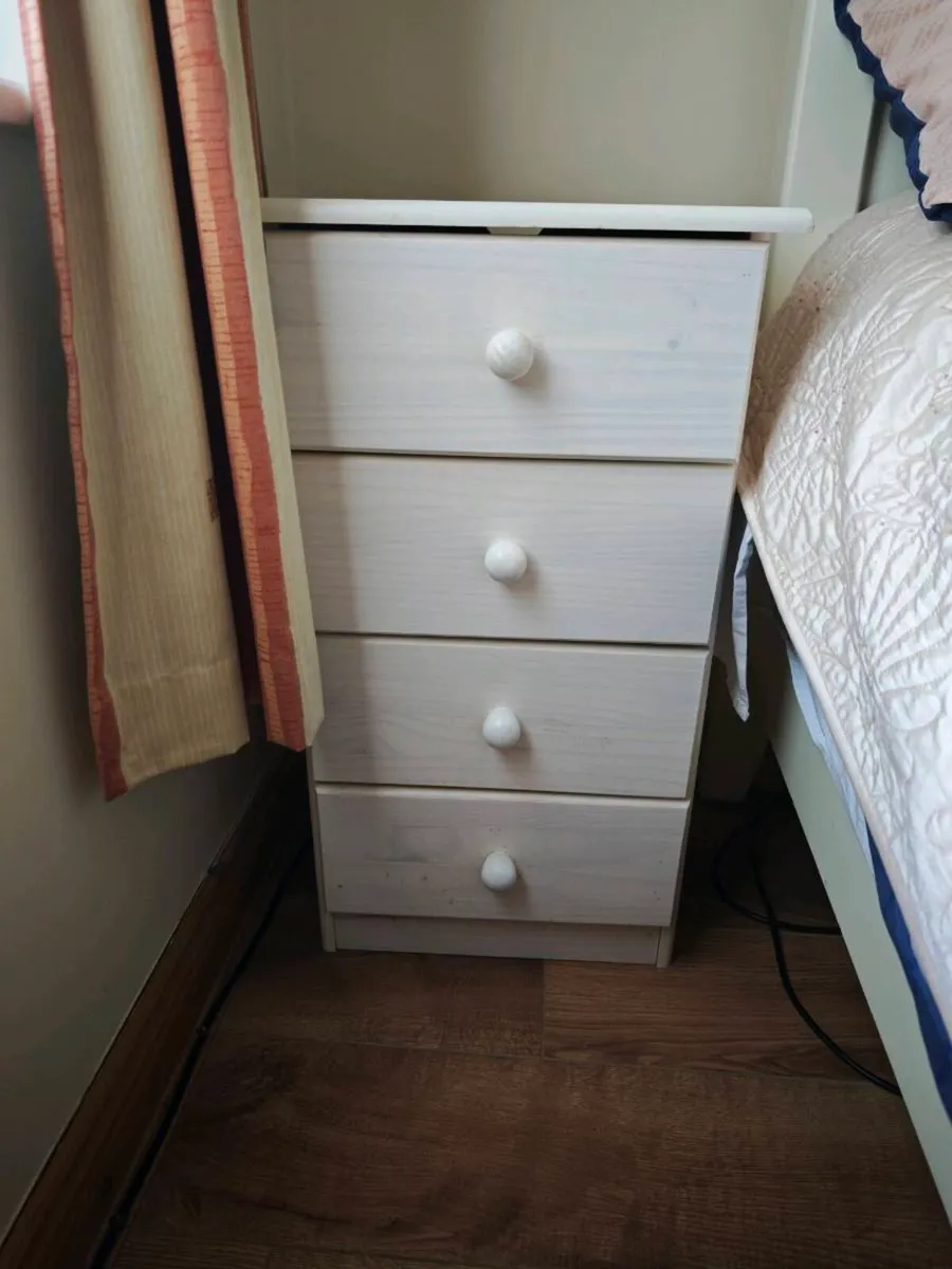Set of bedside lockers