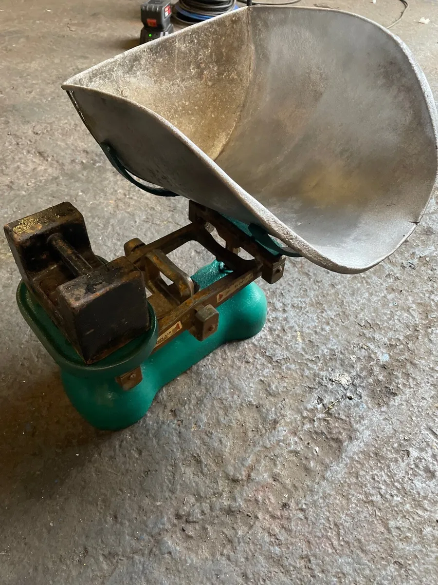 Vintage Avery weight scales with aluminium scoop - Image 1