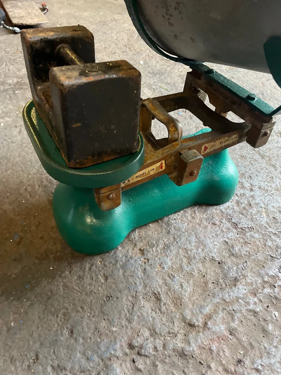 Vintage Avery weight scales with aluminium scoop - Image 2