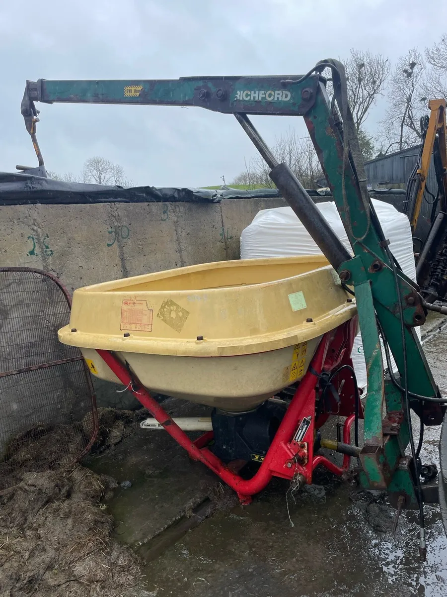 Fertiliser spreader - Image 1