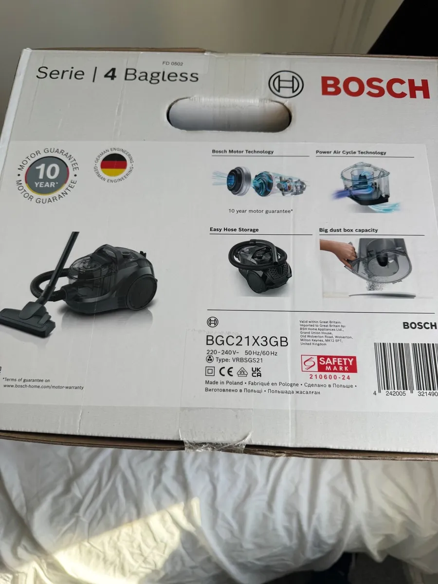Bosch Bagless 4 hoover - Image 1