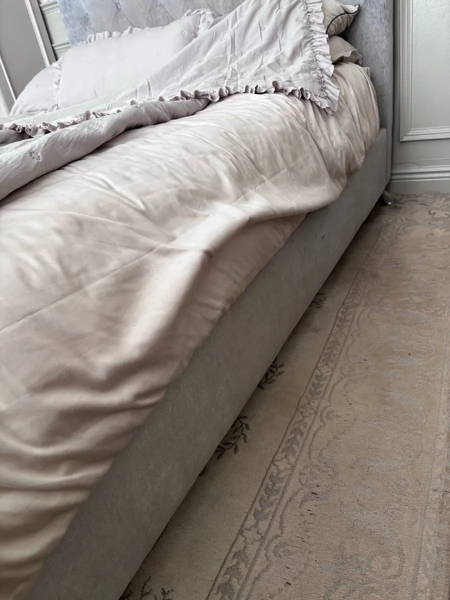 Bed ( frame with built in headboard £ - Image 3