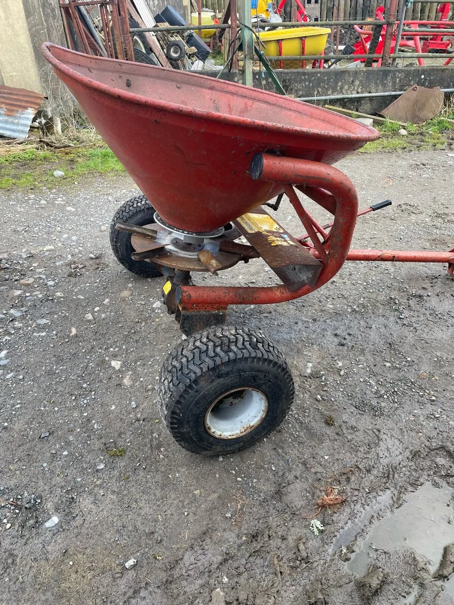 Fertiliser spreader - Image 1