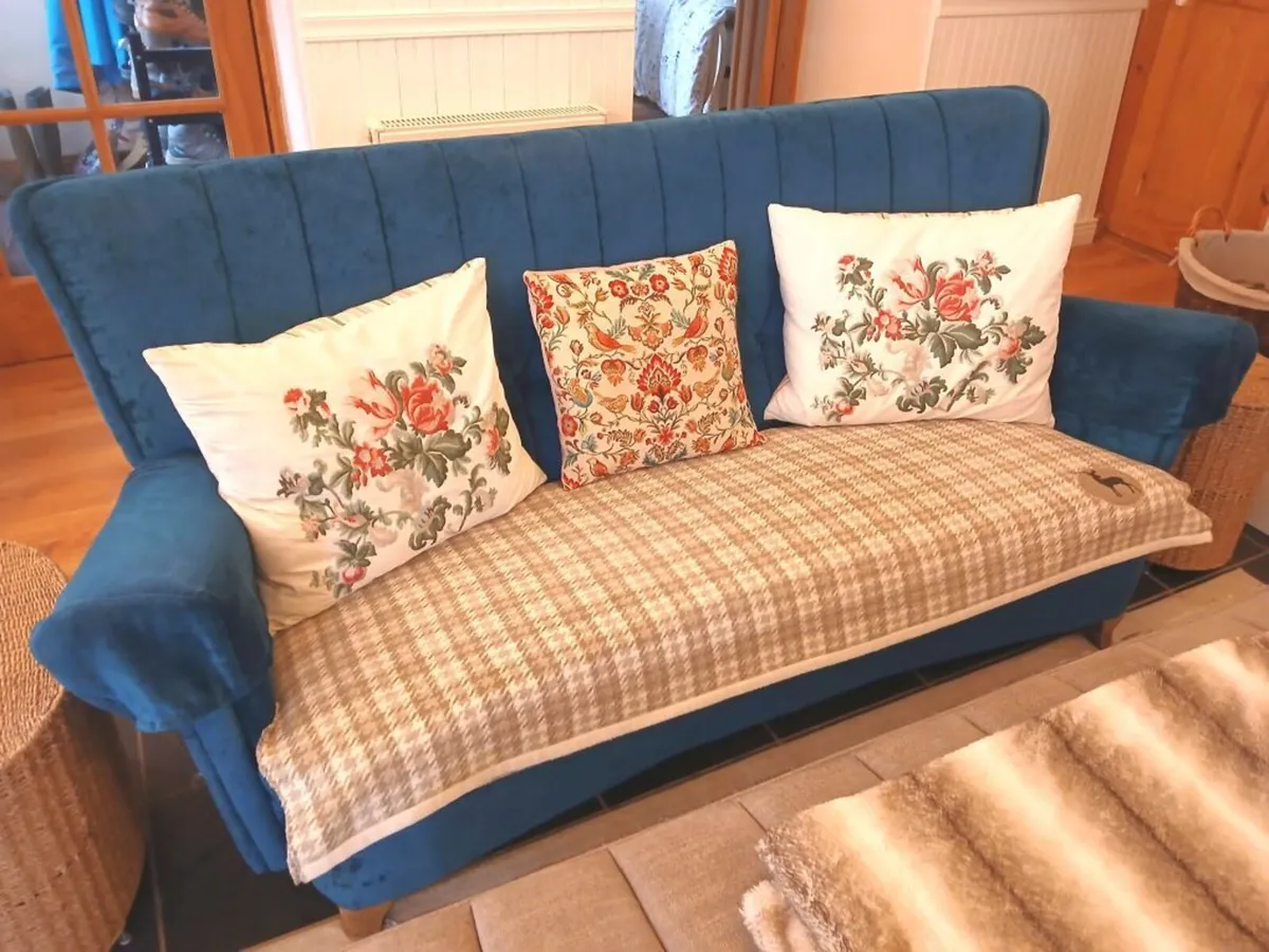 Top conditon 3-seater sofa couch teal velvet 74inc - Image 2