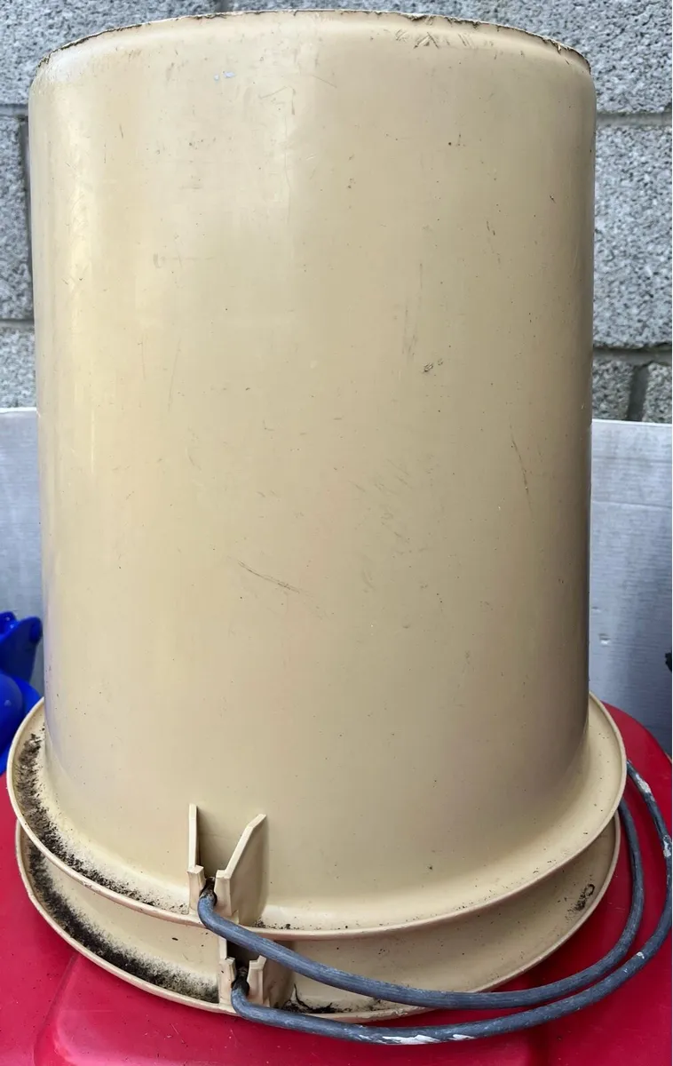 Two hard plastic buckets - Image 1