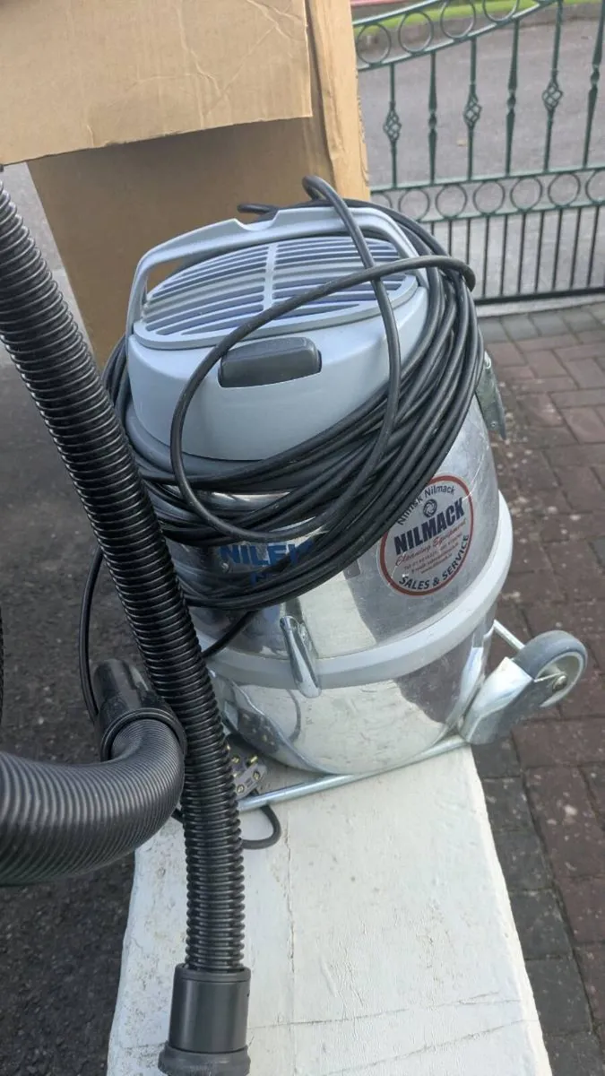nilfisk GM80 vacuum cleaner Hoover barely used - Image 4