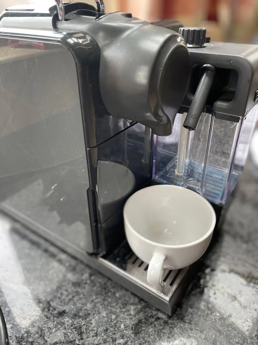 Nespresso DeLonghi coffee machine - Image 2