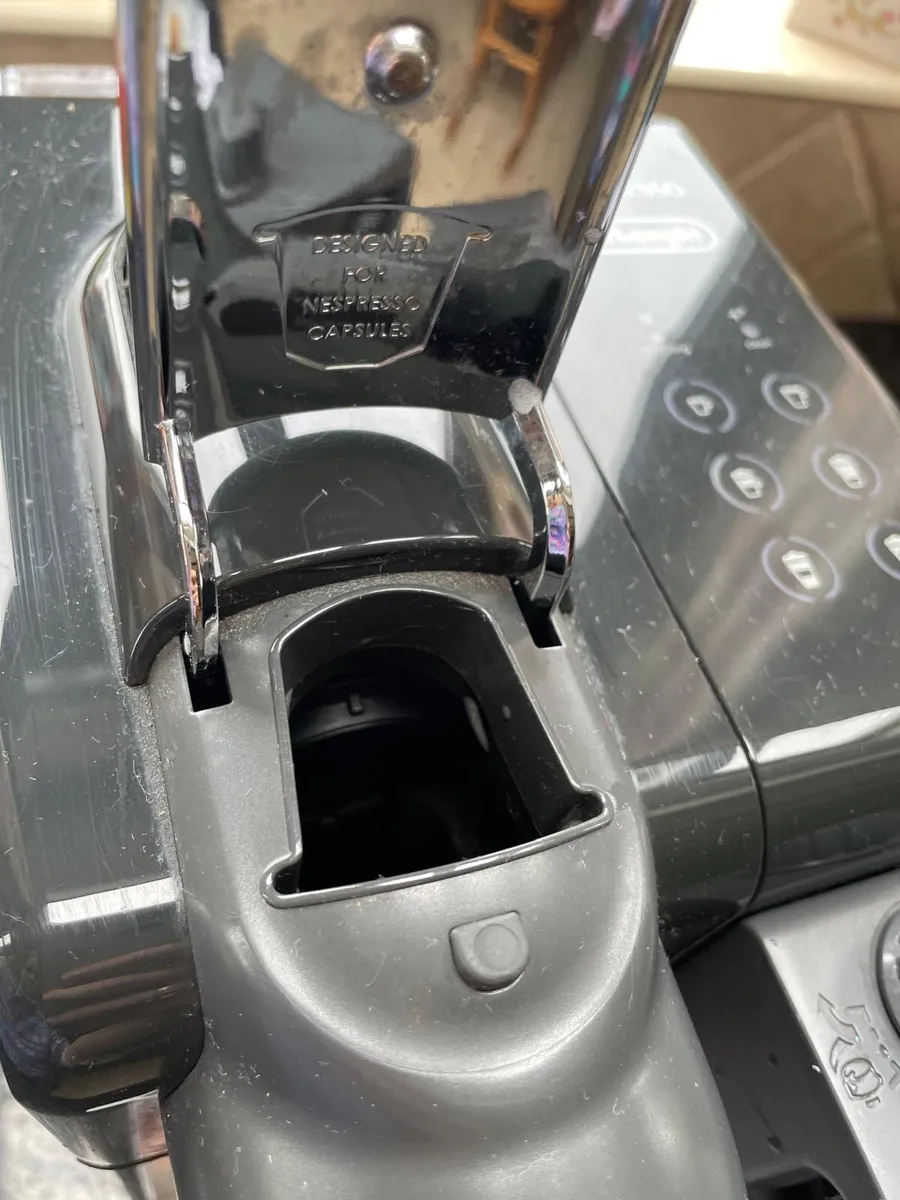 Nespresso DeLonghi coffee machine - Image 4