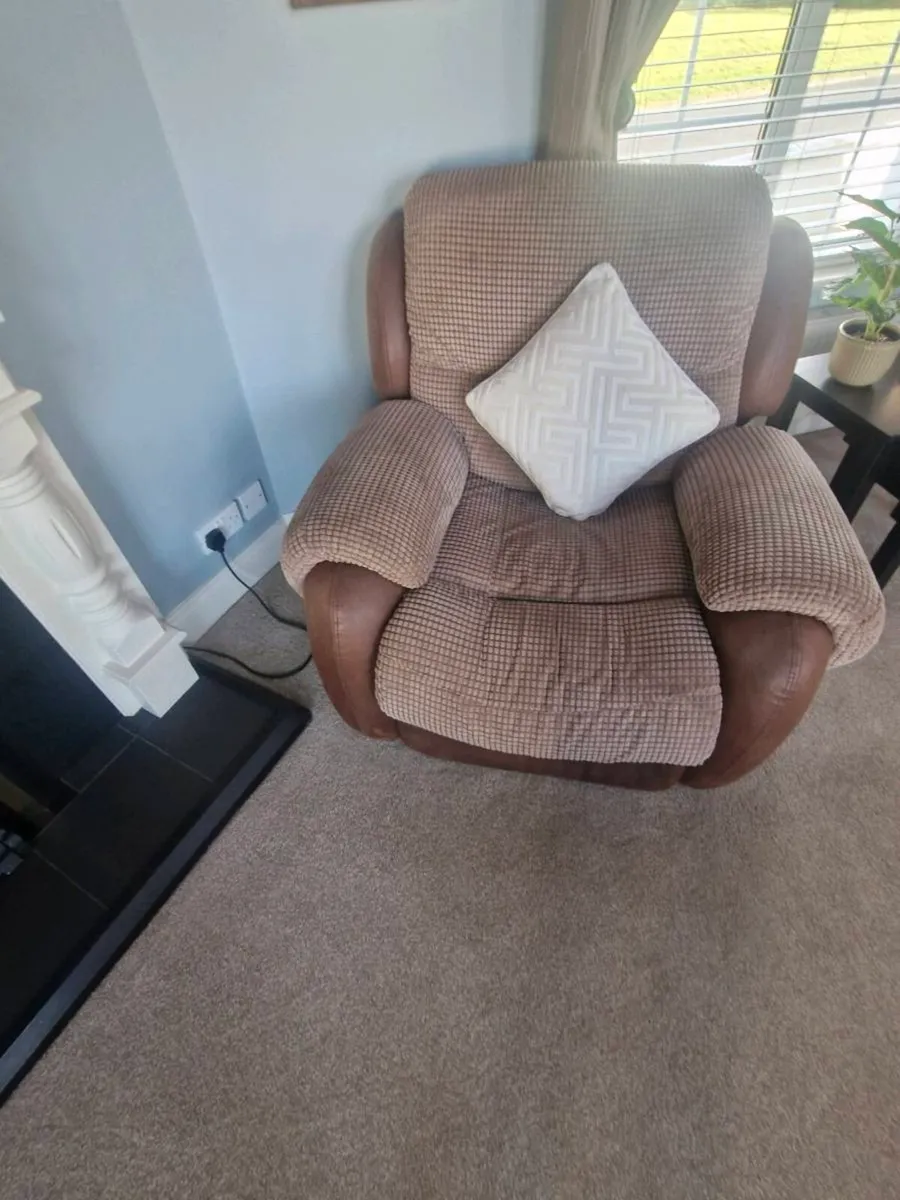 3 piece suite couch and 2 armchairs all reclining - Image 3