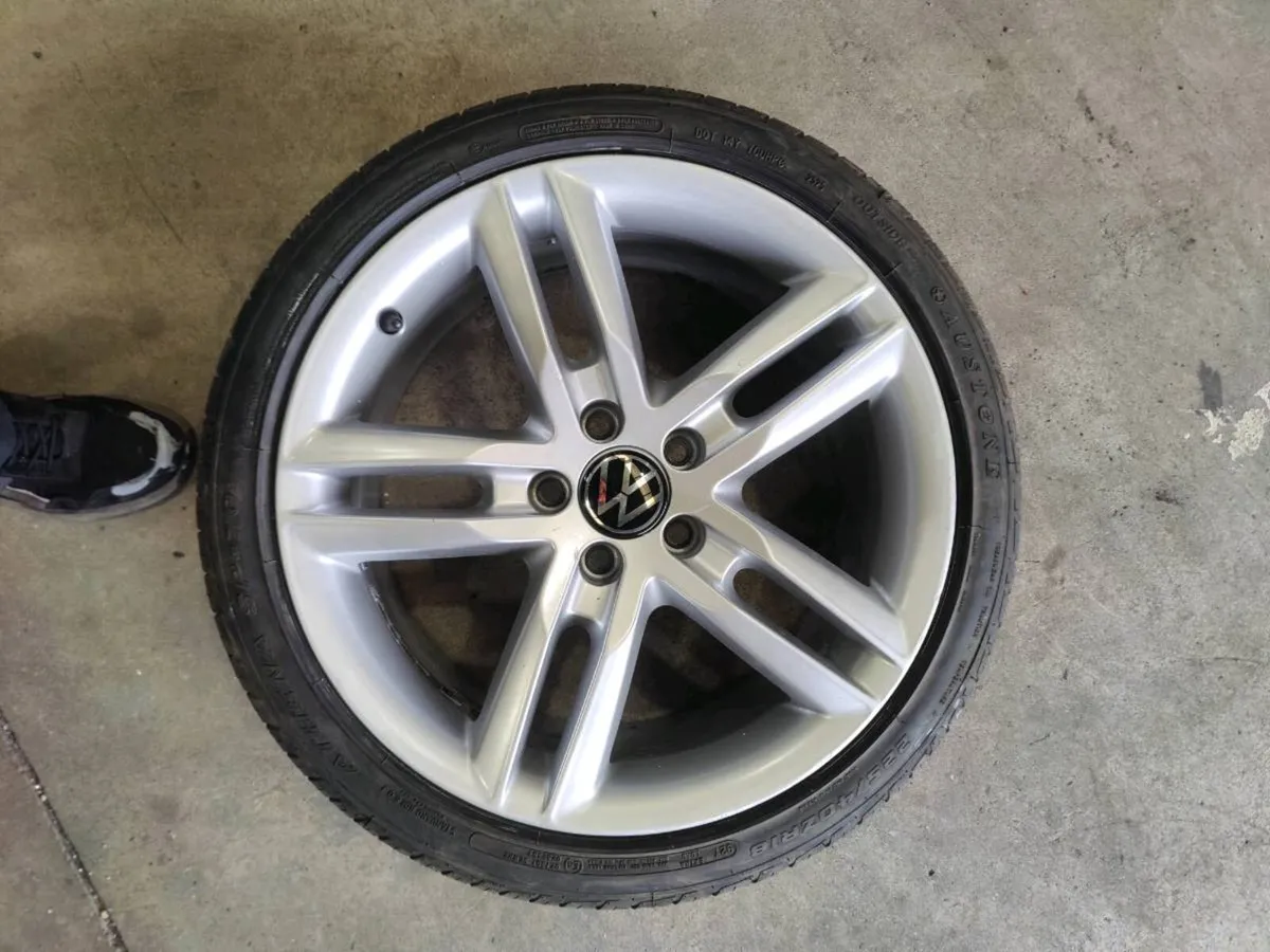 SKODA 18' and 16' ALLOYS AND VERY GOOD TYRES - Image 1