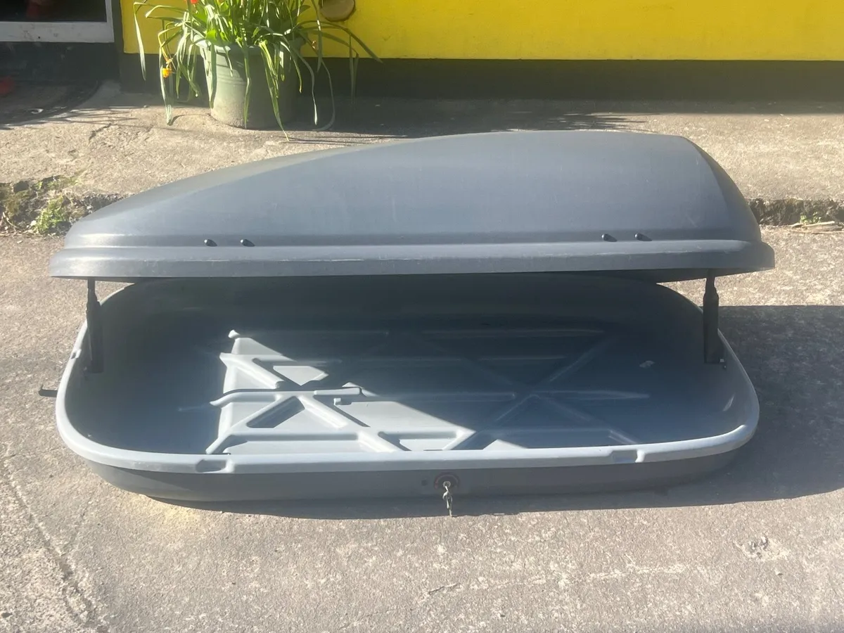 Roof box - Image 1