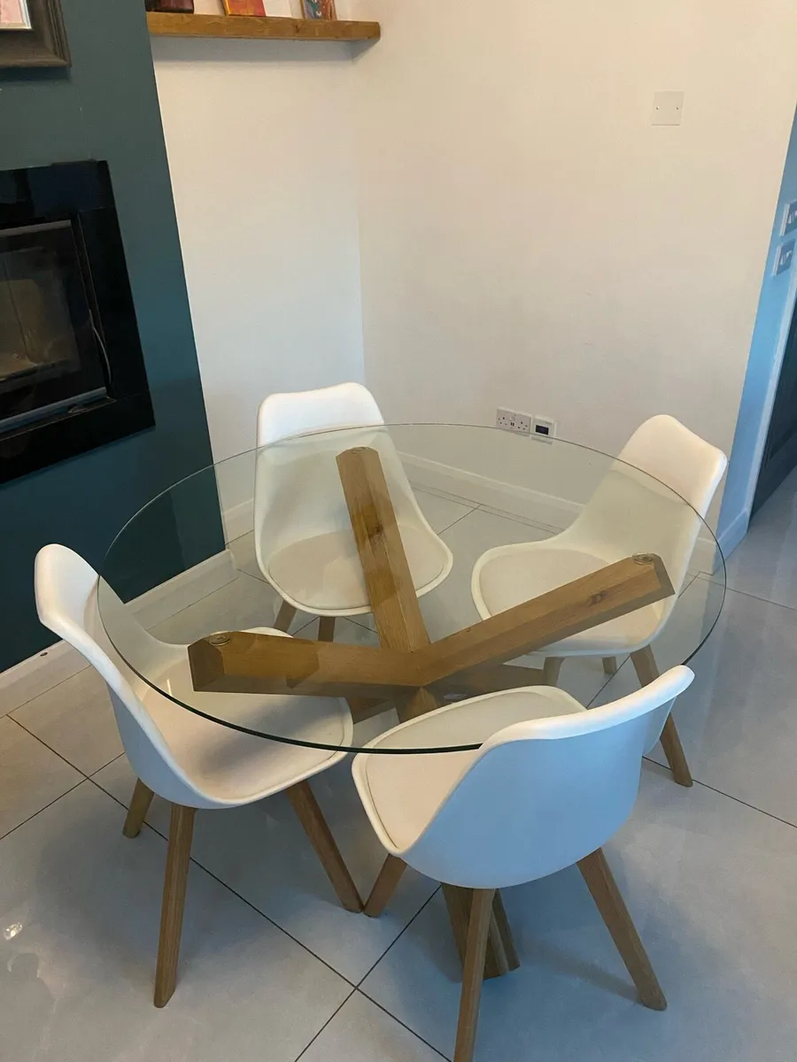 Round glass kitchen table and 4 chairs - Image 1