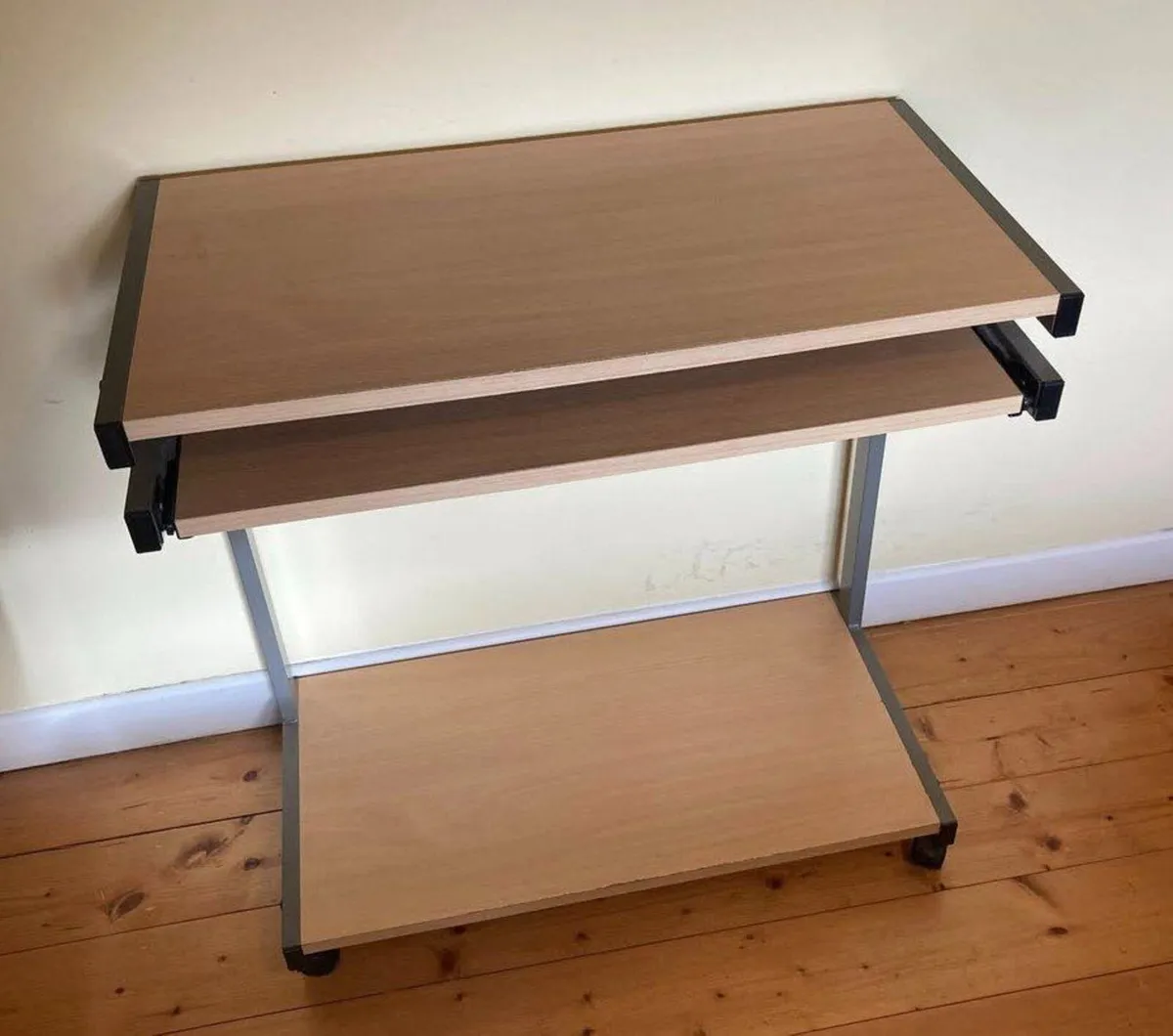 Space-Saving Computer Desk with Pull-Out Tray - Image 1