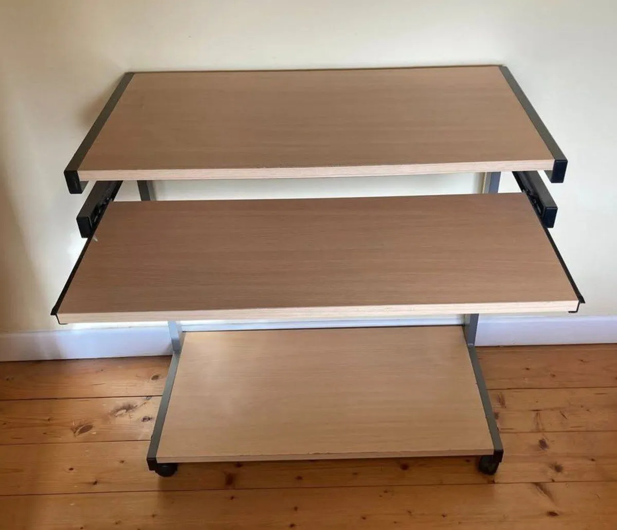 Space-Saving Computer Desk with Pull-Out Tray - Image 2