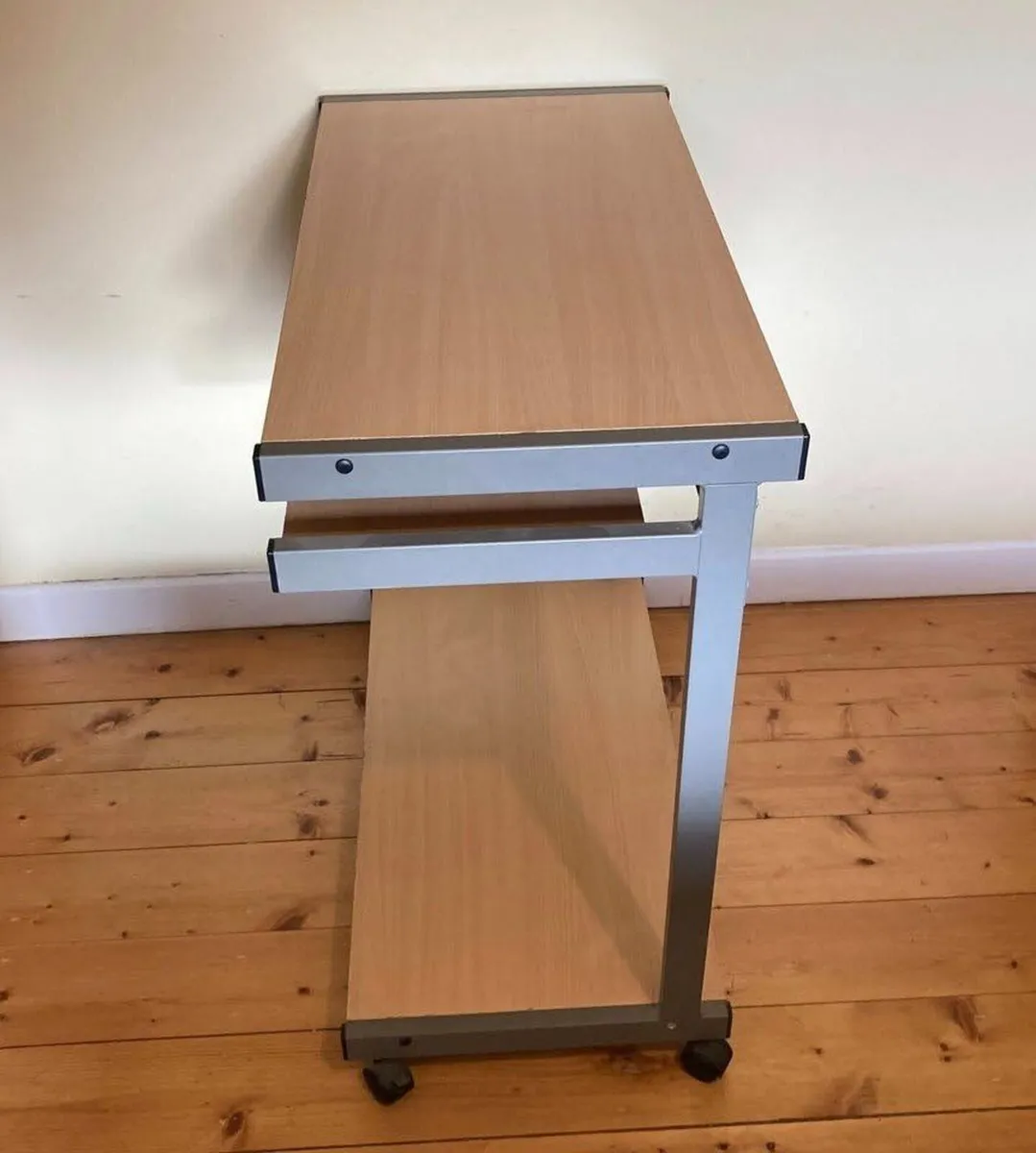 Space-Saving Computer Desk with Pull-Out Tray - Image 3