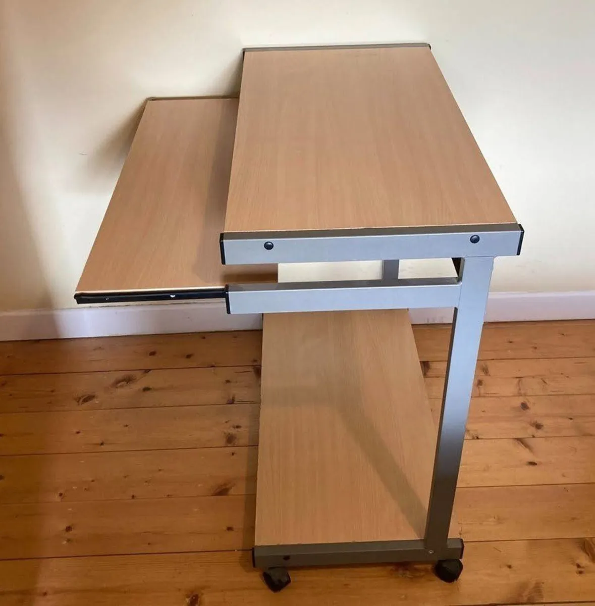 Space-Saving Computer Desk with Pull-Out Tray - Image 4