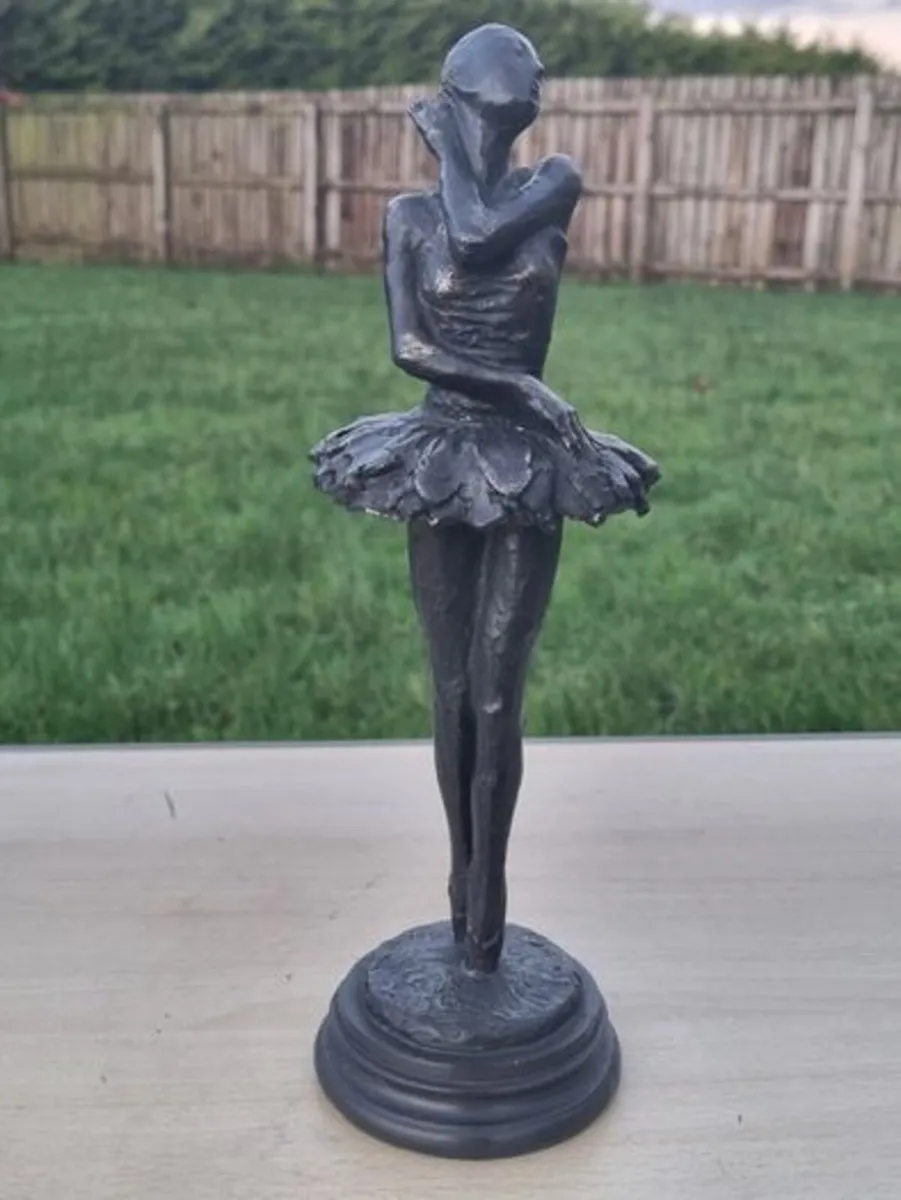 Sculpture of a ballerina - Image 1