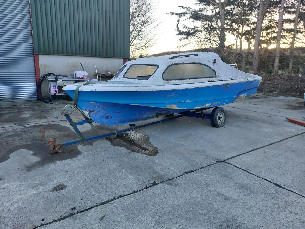 Boat and trailer - Image 1