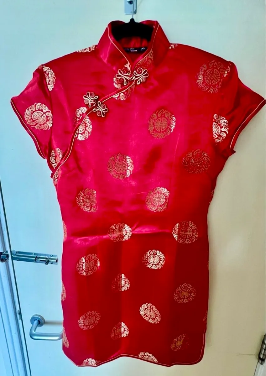 Traditional Chinese dress - Image 1