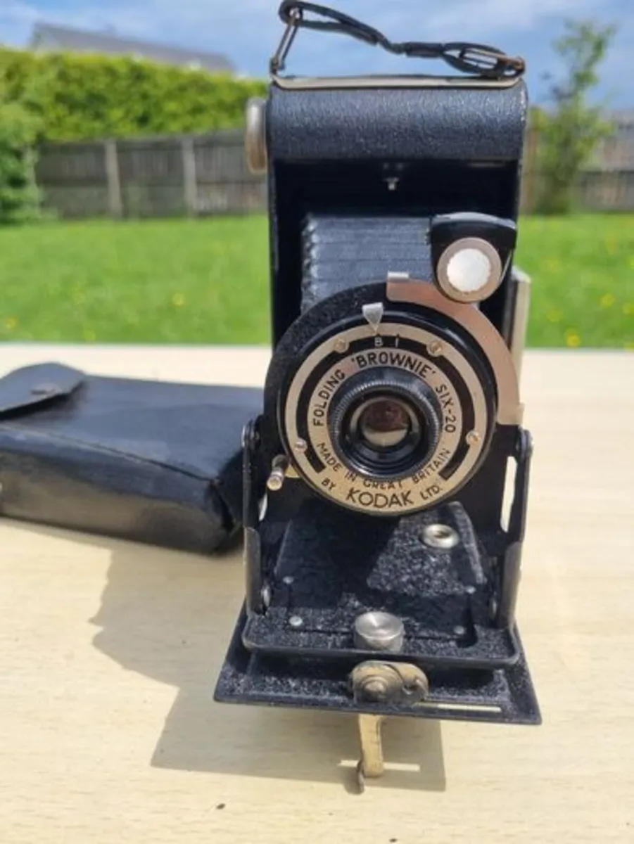 Kodak Brownie six - 20 folding camera - Image 1