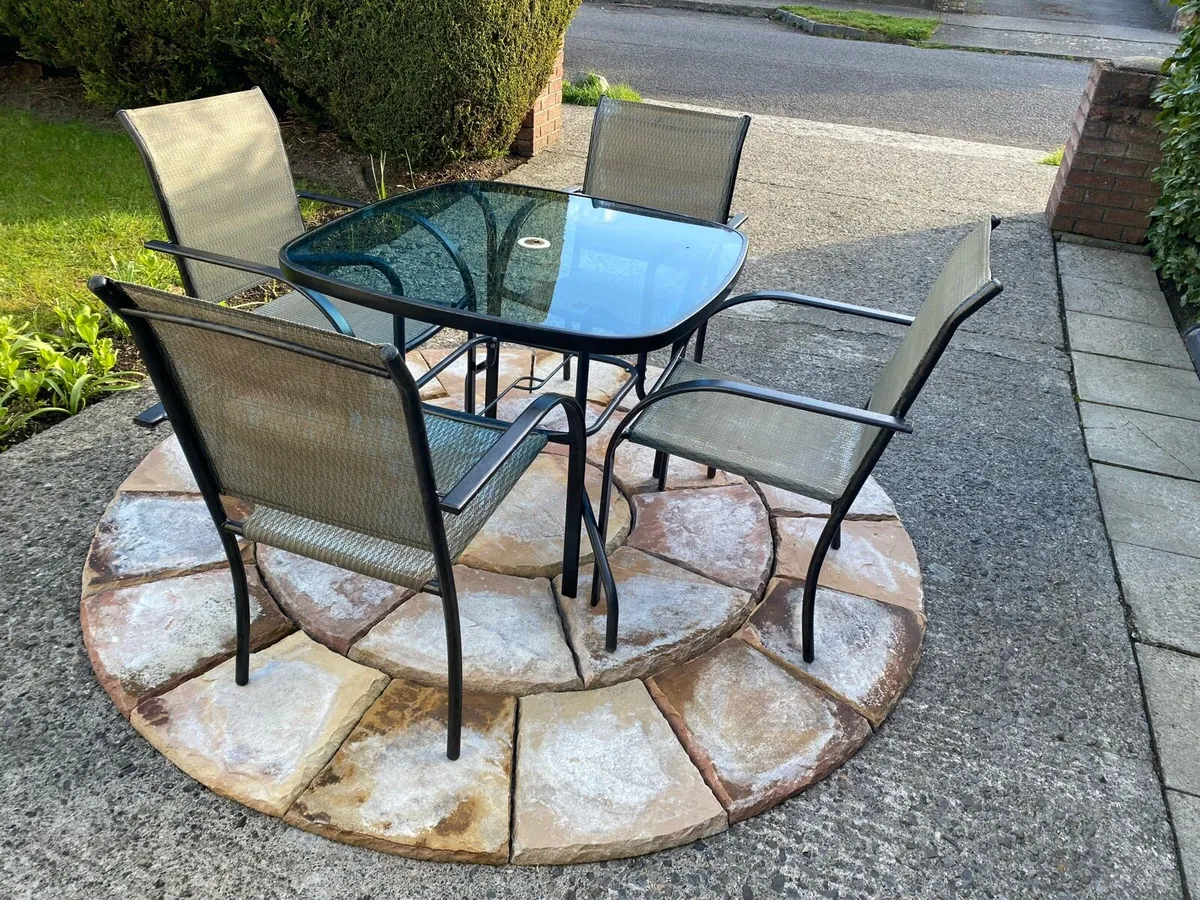 Garden table and chairs. - Image 2