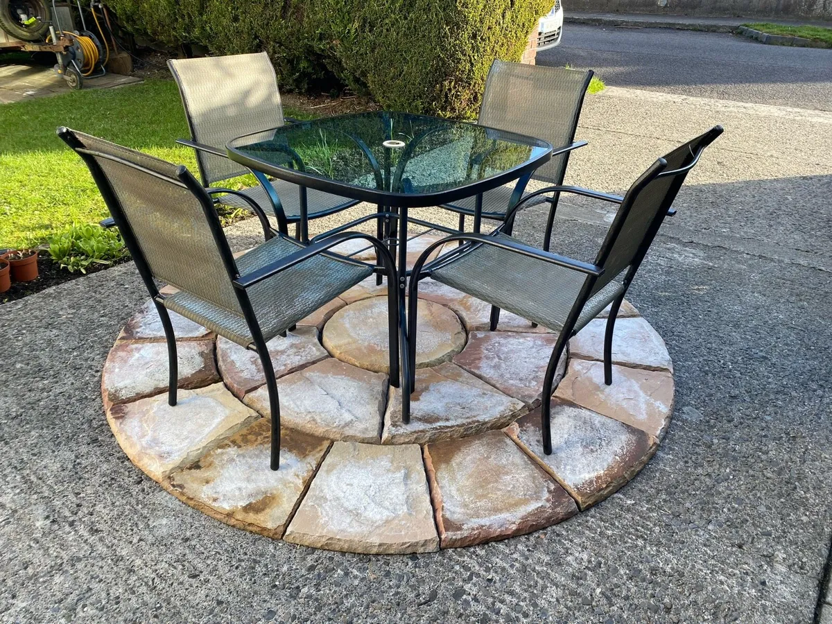 Garden table and chairs. - Image 1