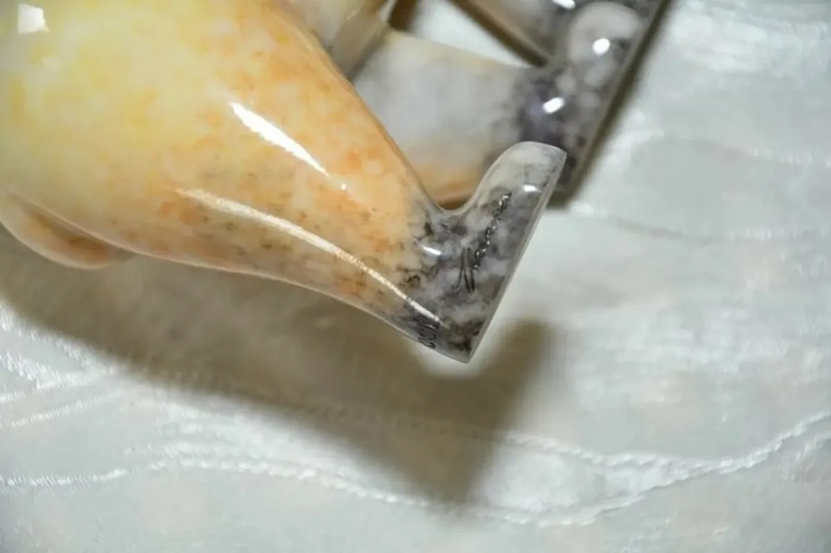 Stone sculpture of a white polar bear - Image 4