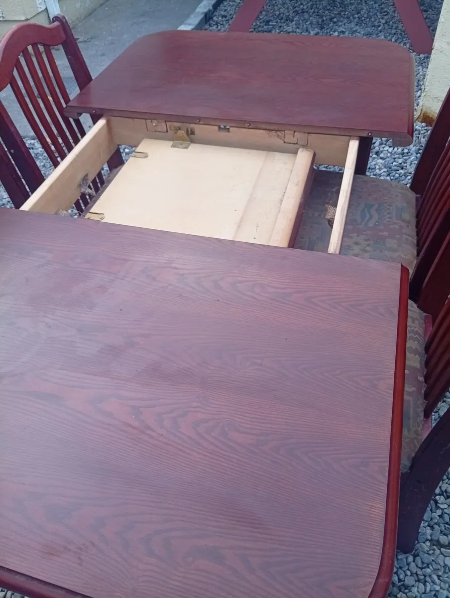 Table and chairs - Image 2