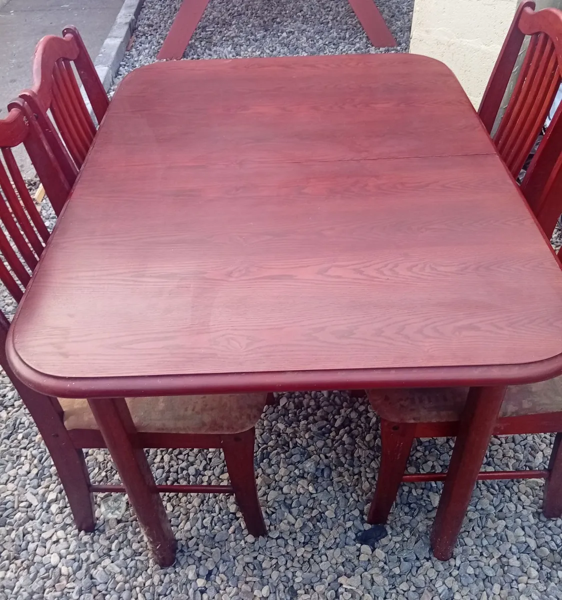 Table and chairs - Image 1