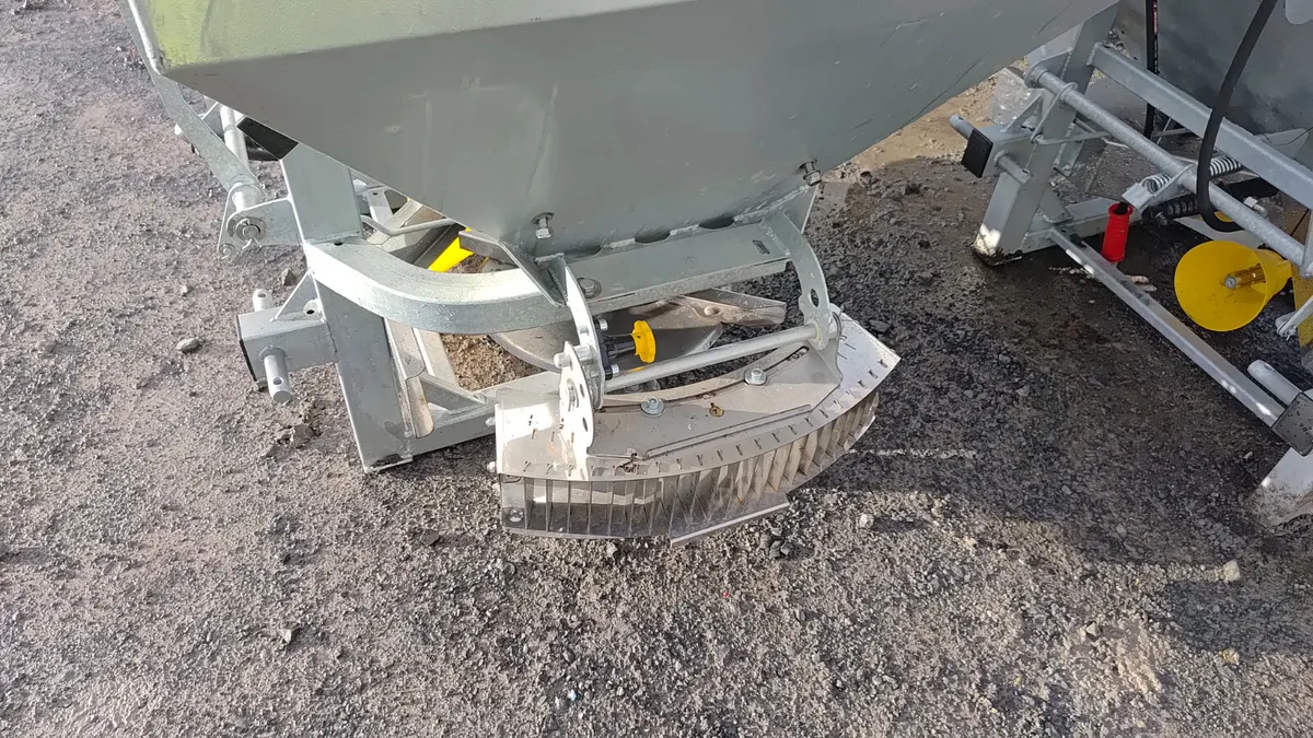 Tolmet fertiliser spreader - Image 4