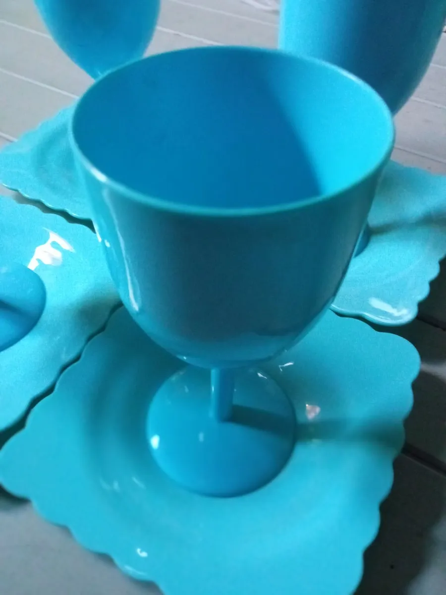 4 Goblets & 4 Small Plates - Image 2