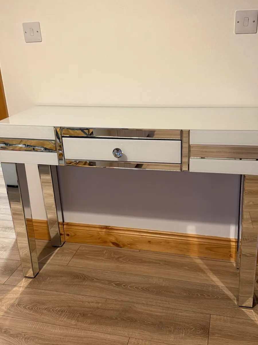 High gloss dressing table and chair - Image 1