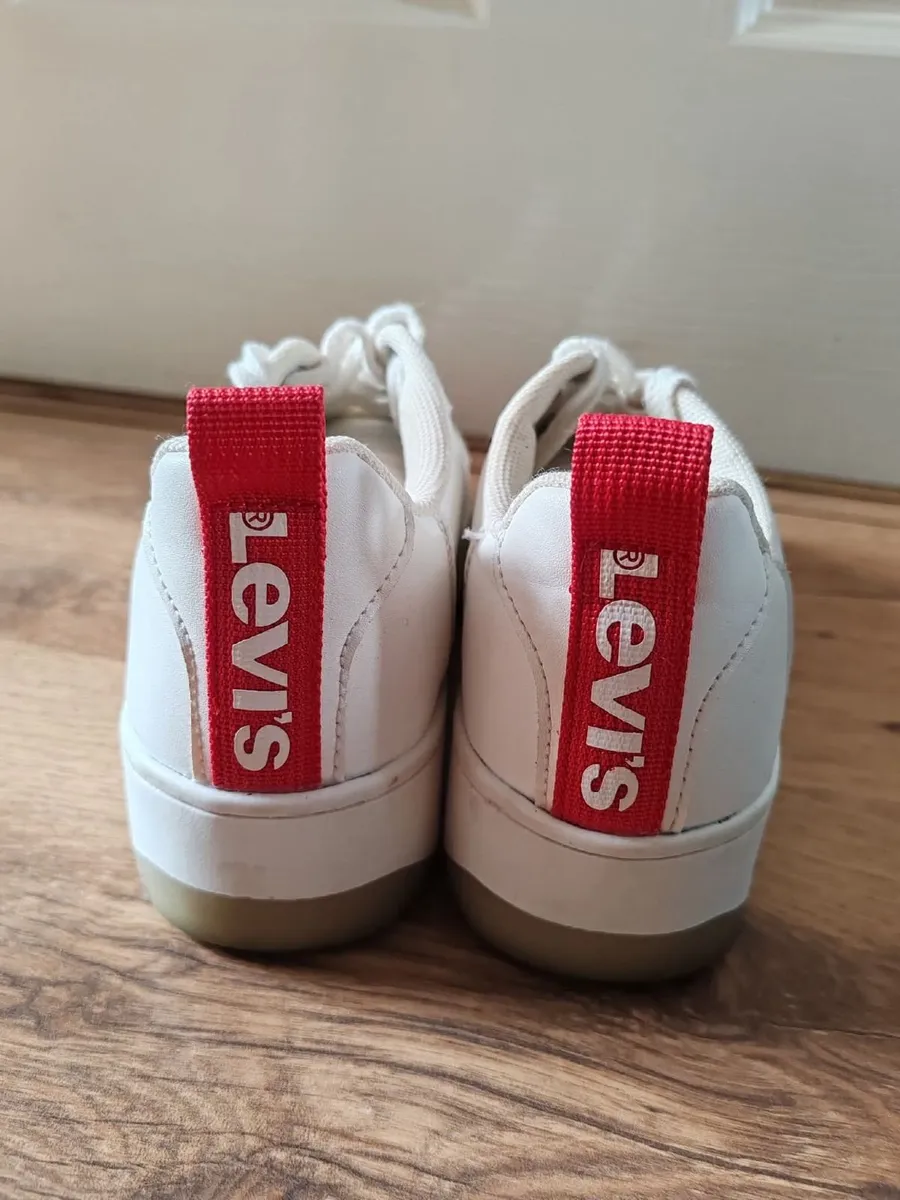 Girls Levi's Runners €5 Size 2.5/Small 3 - Image 2