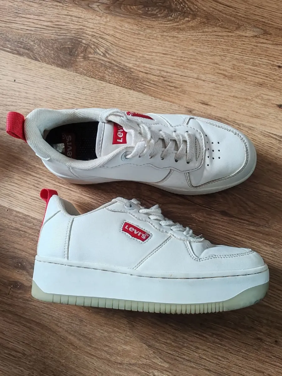 Girls Levi's Runners €5 Size 2.5/Small 3 - Image 3