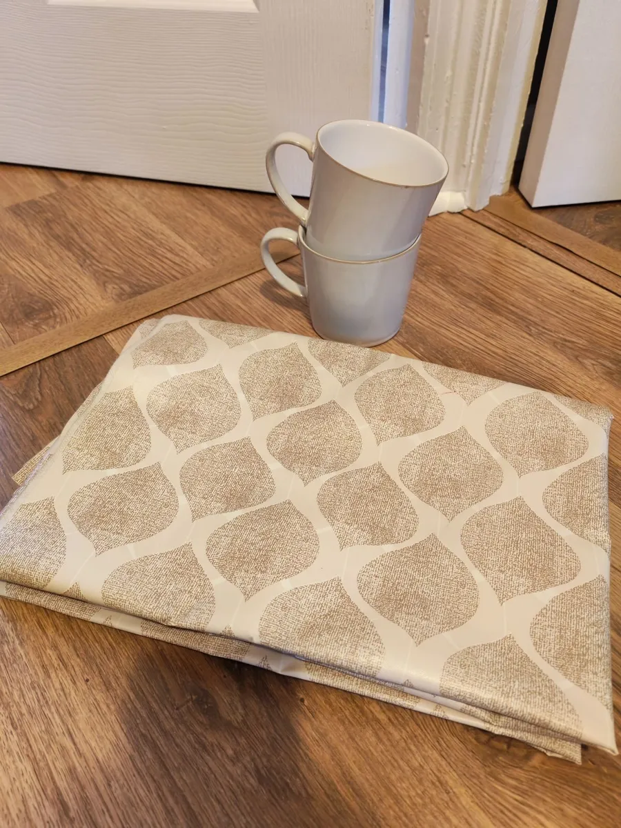 Wipe Clean Table Cloth & 2 Denby Mugs €3 - Image 1