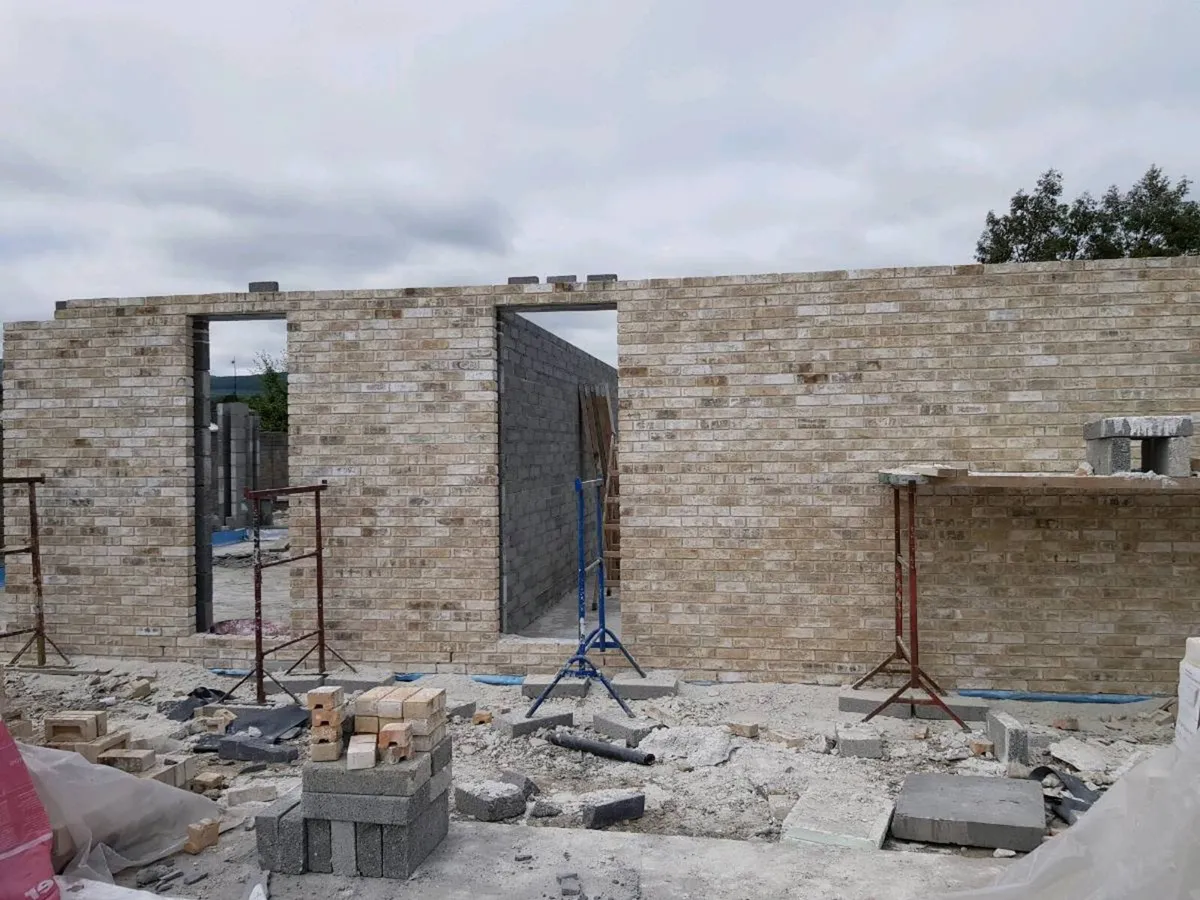 Bricklaying contractor available - Image 4