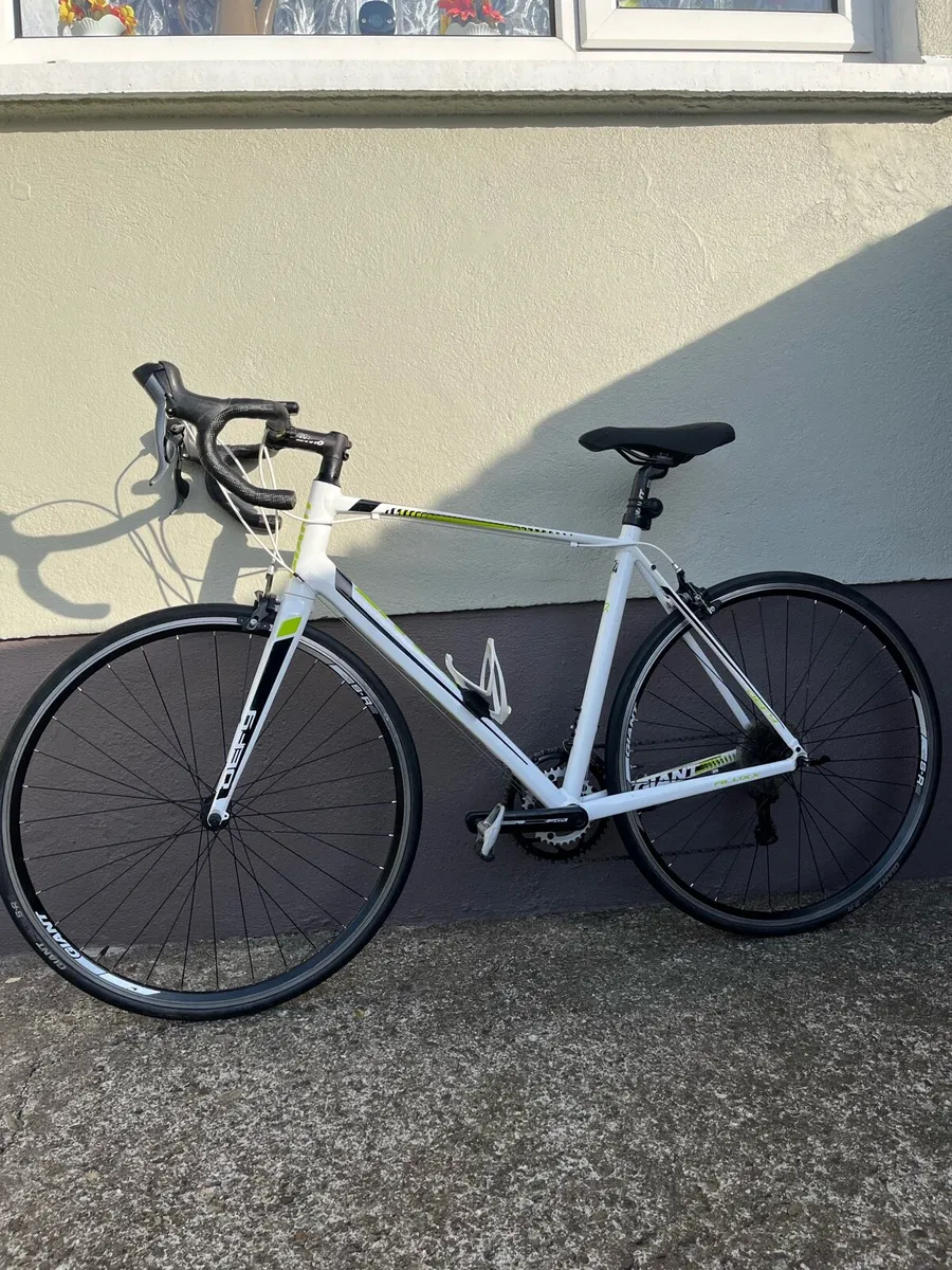 Giant Defy 4 Alxx Racin bike - Image 1