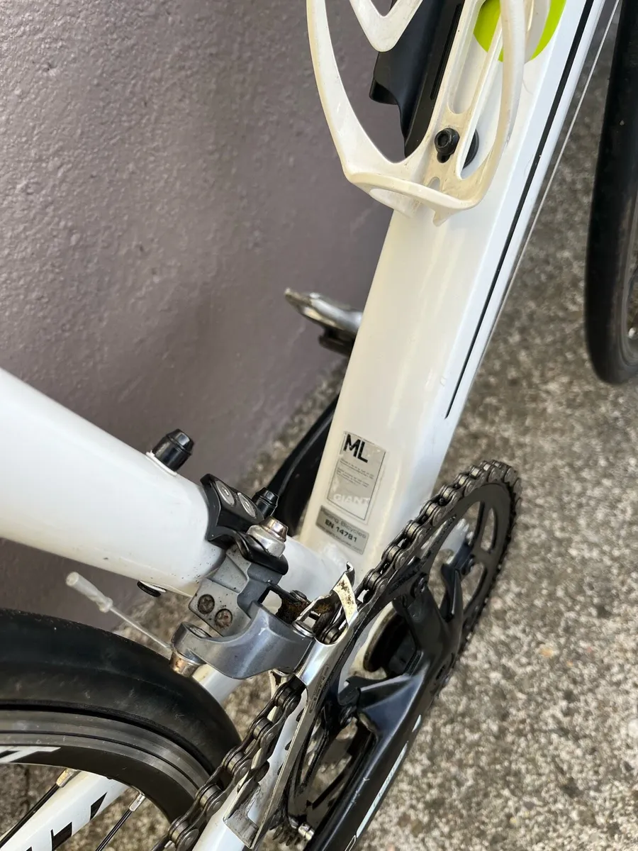 Giant Defy 4 Alxx Racin bike - Image 3