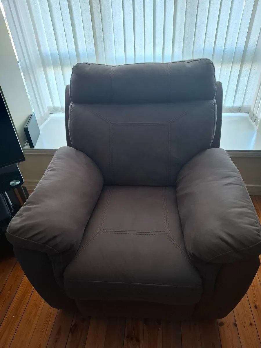 Sofa and two reclining chairs - Image 2