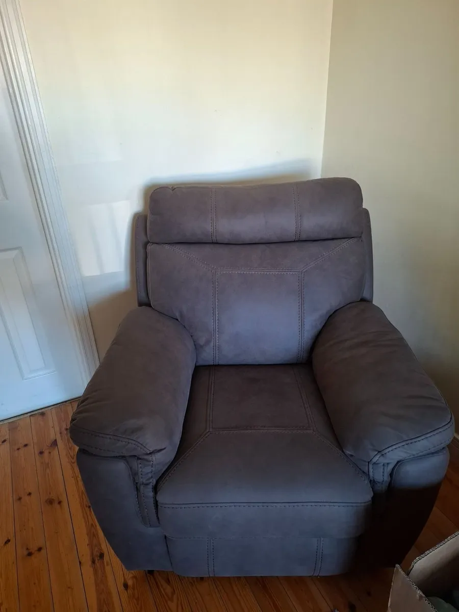 Sofa and two reclining chairs - Image 4