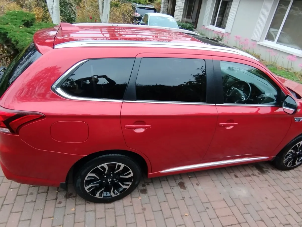 Mitsubishi Outlander for repair - Image 3