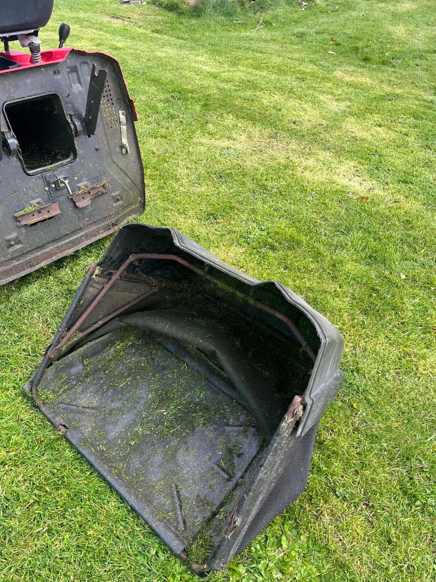 Castlegarden Ride on Lawnmower - Image 4