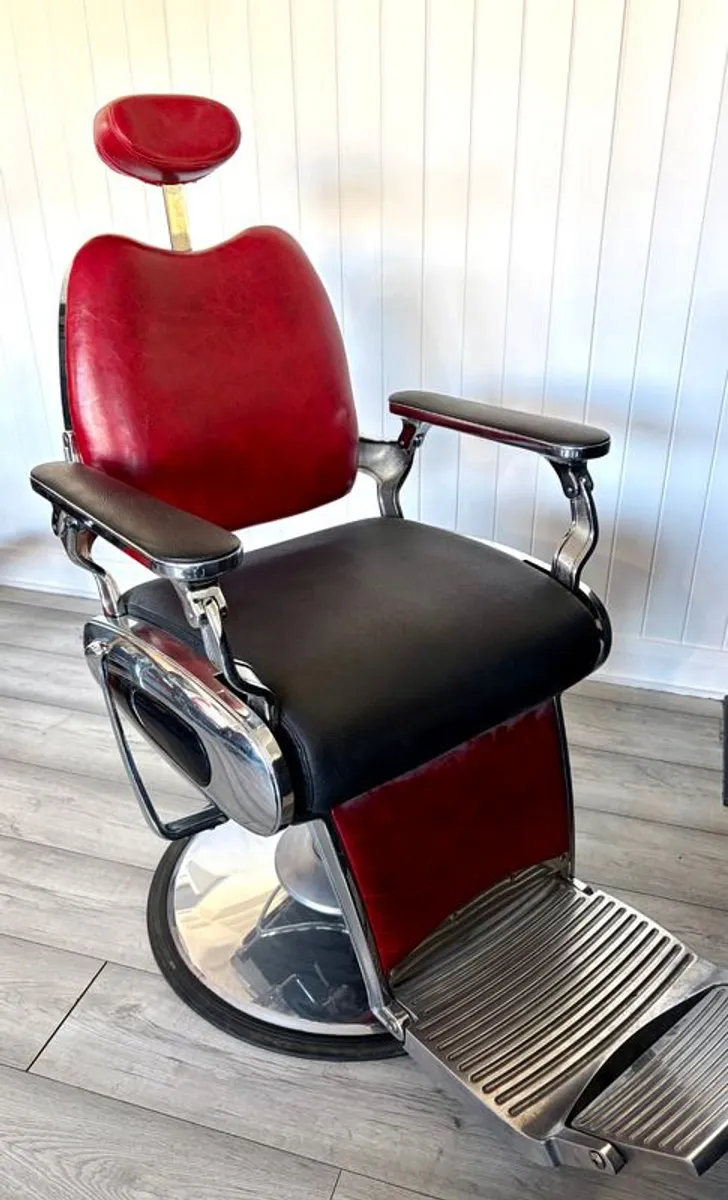 5 Barbers Chairs for immediate sale - Image 3