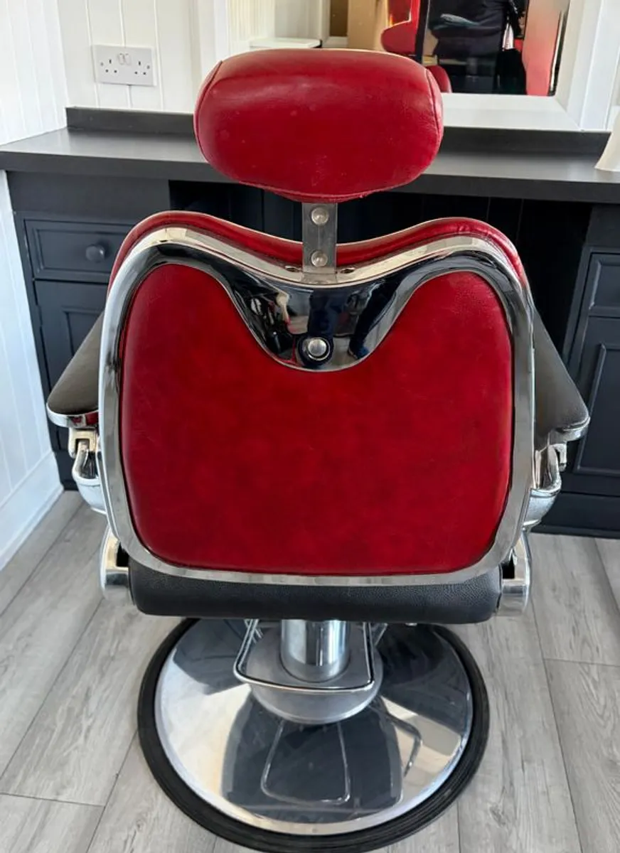 5 Barbers Chairs for immediate sale - Image 4