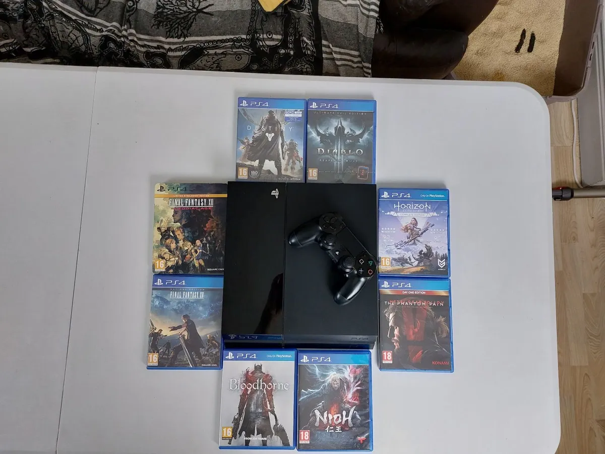 Playstation 4 + 8 games