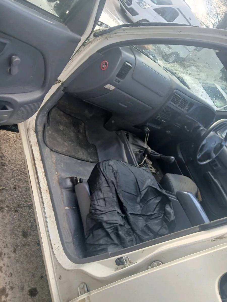 2003 Toyota Hilux D4D - Image 3