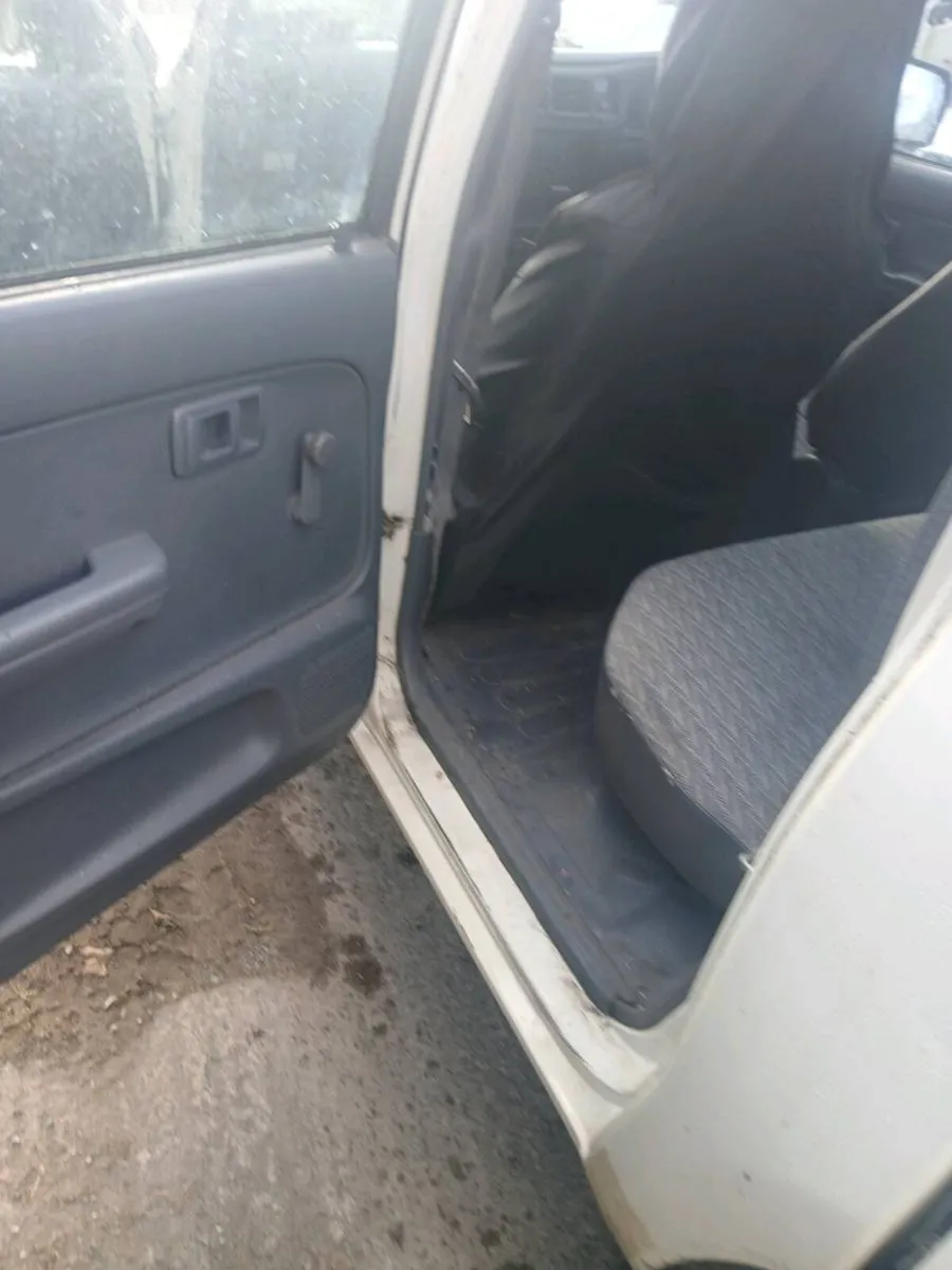 2003 Toyota Hilux D4D - Image 4