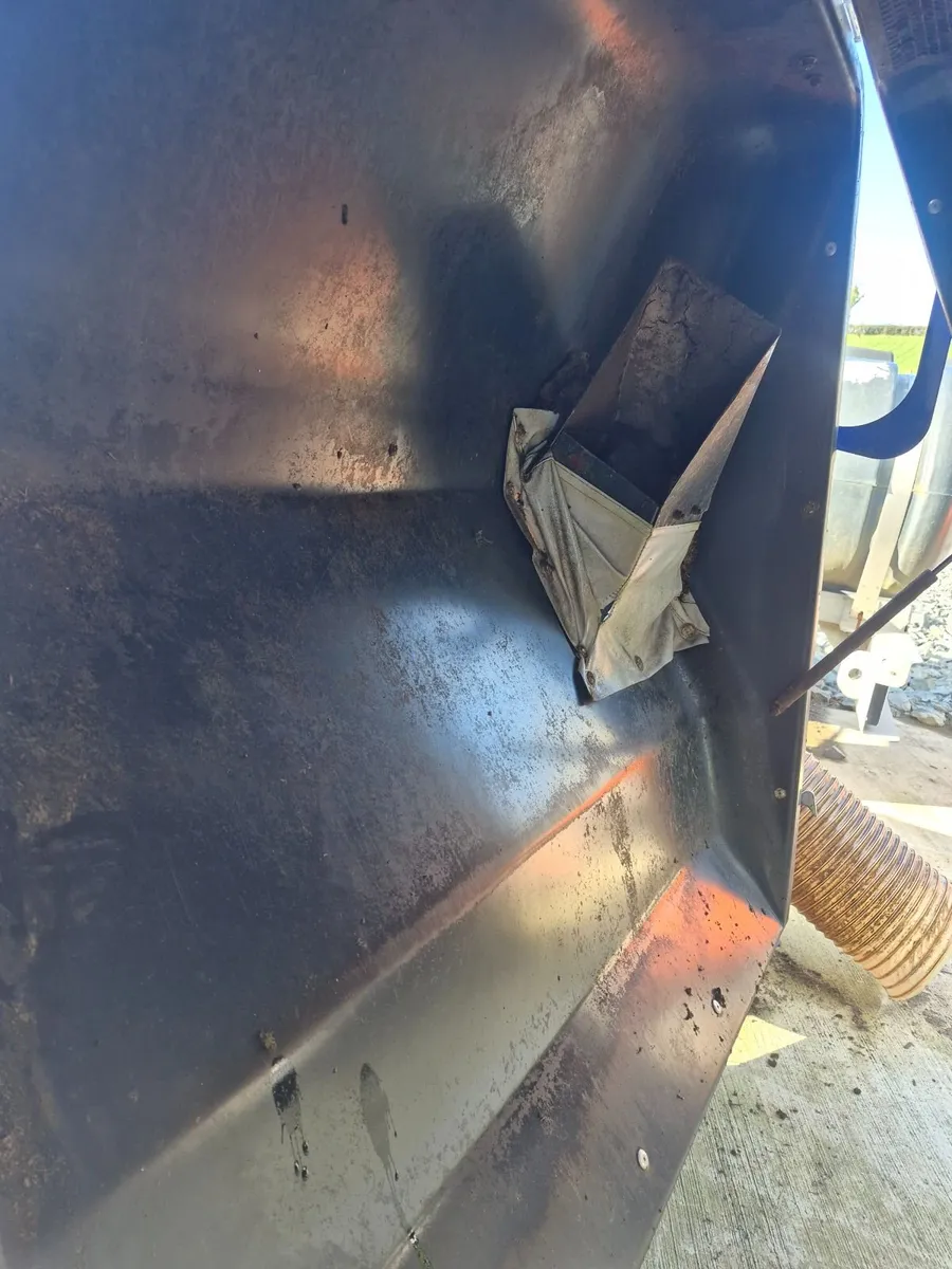 Iseki Mower Deck & Collector Box – TXG23 - Image 3