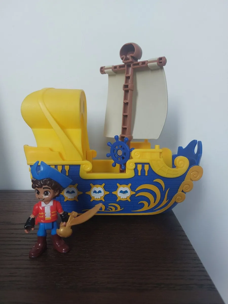 Santiago and pirate ship toy - Image 1