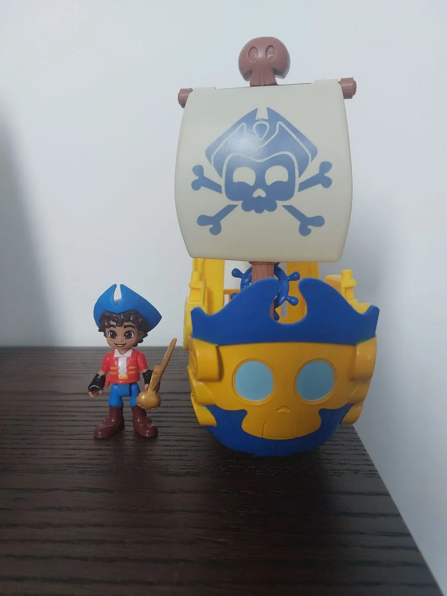 Santiago and pirate ship toy - Image 2